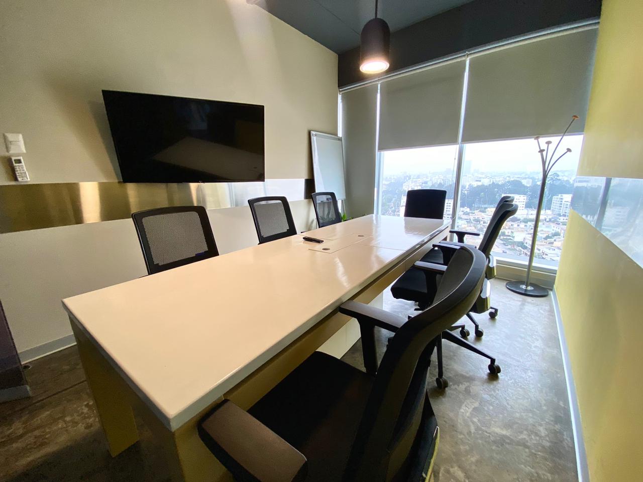 Sala de reuniones de INWAY con vista a la ciudad